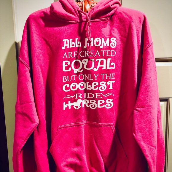Nice warm sweatshirt for any Mom who loves horses! - Picture 3 of 4